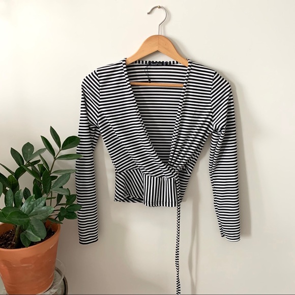 Boohoo- Petite tie side top in stripe - Picture 2 of 7